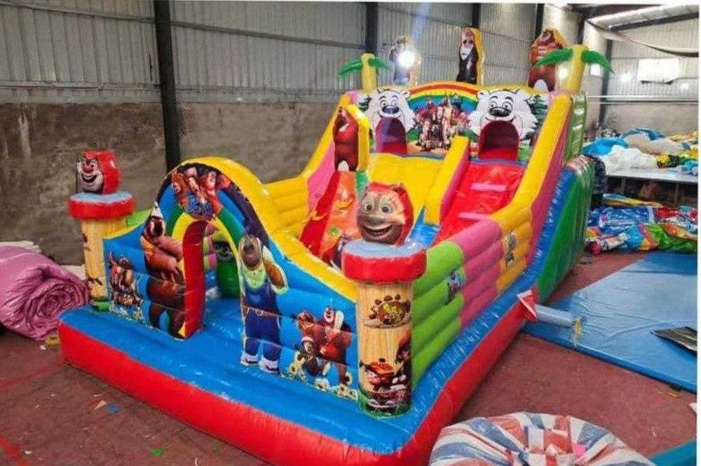 Наду́вной батут для улицы и дома (размер: 4 м x 7 м x 4.5 м)