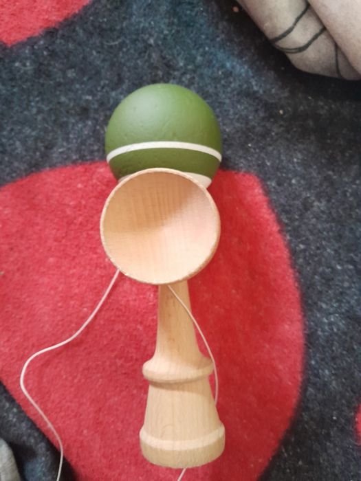 Vând kendama sweets tracker army green