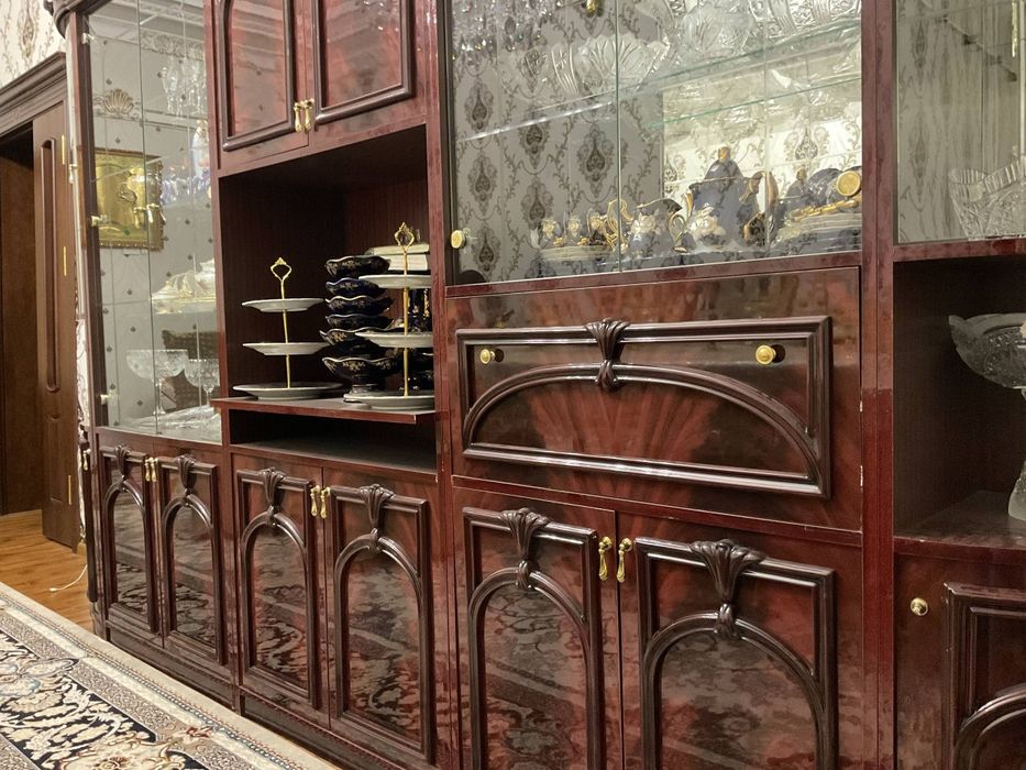 Мебель Итальянская горка, стулья, в хорошем состоянии