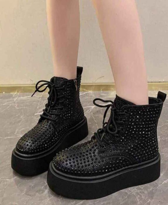 Черни боти на платформа с  малки черни камъчета