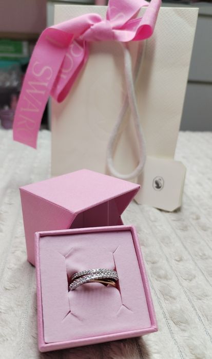 Inel Swarovski Hyperbola
Model cu un orname