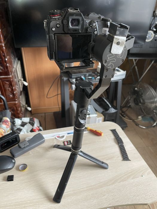 Stabilizator gimbal Zhiyun Crane , cu telecomanda si suport macara video