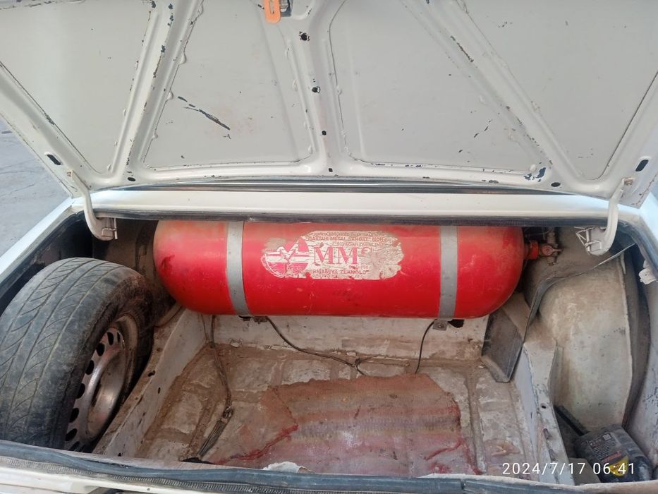 Машина юриб турган