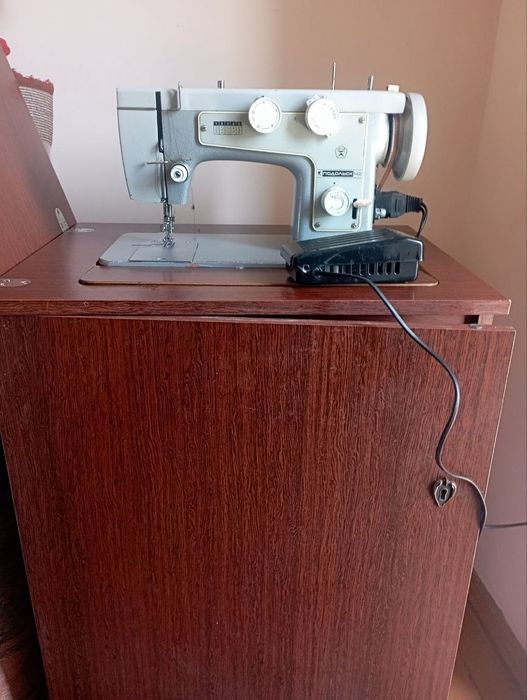 Tikuv Moshinasi sotiladi