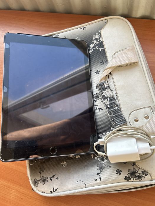 iPad 5th Gen идващ с калъф, чанта и зарядно- Model A1822, 32 GB