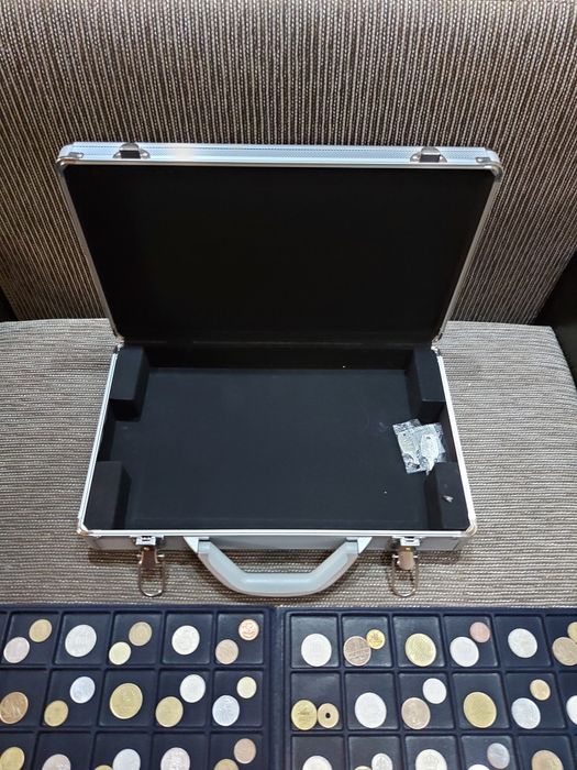 КОЛЕКЦИЯ! АЛУМИНИЕВО куфарче с монети и банкноти!!