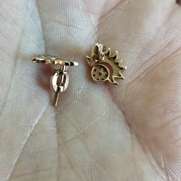 Золотые серьги пусеты.