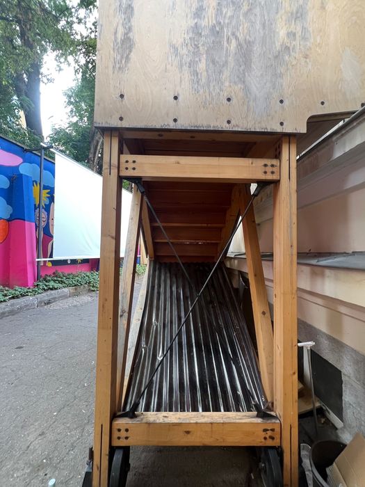 Дървена стълба на колелца от лиственник