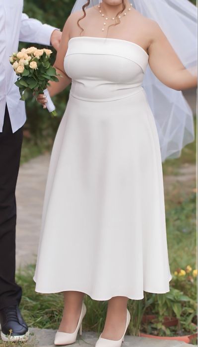 Белое платье из плтной ткание