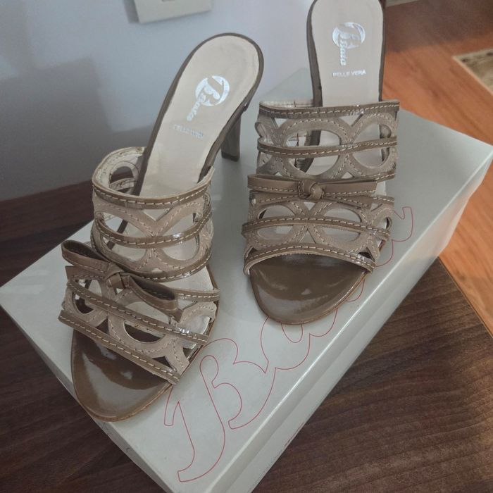 Vând papuci eleganți Bata