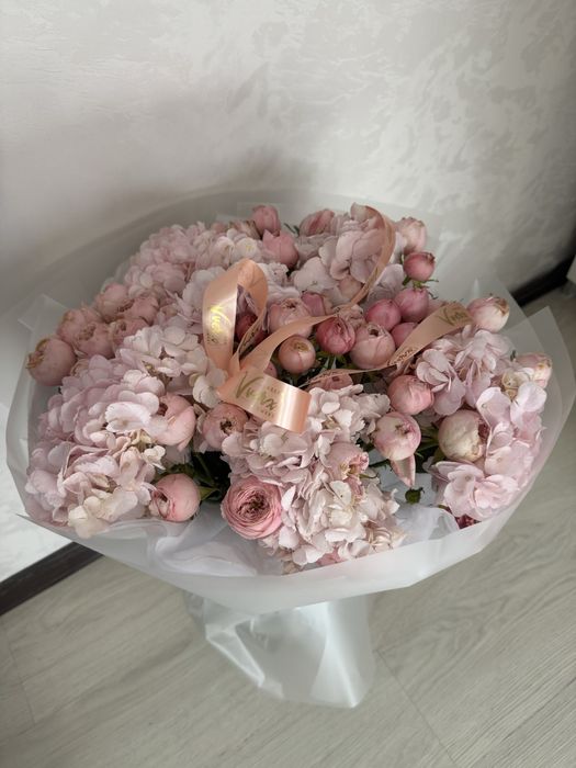 Новые цветы. Красивый нежно розовый букет из гортензий и роз.