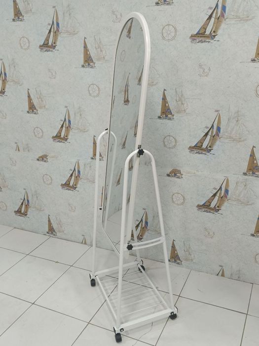 Зеркало напольное на колёсиках