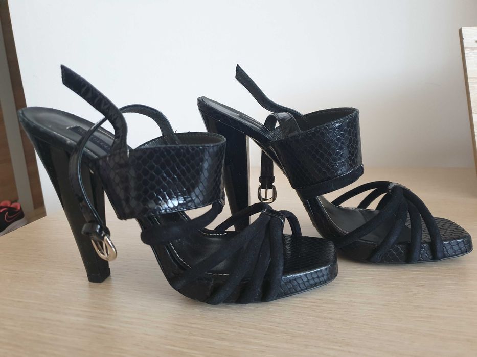 Sandale negre cu toc