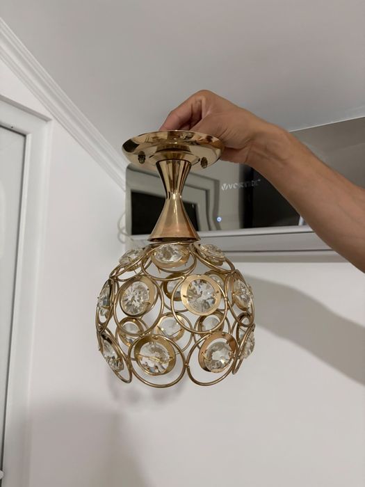 Lustre de vanzare