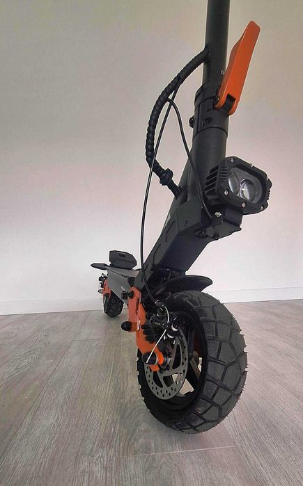 Trotineta electrica 800w48v10Ah: Descoperă orașul în stil electric!