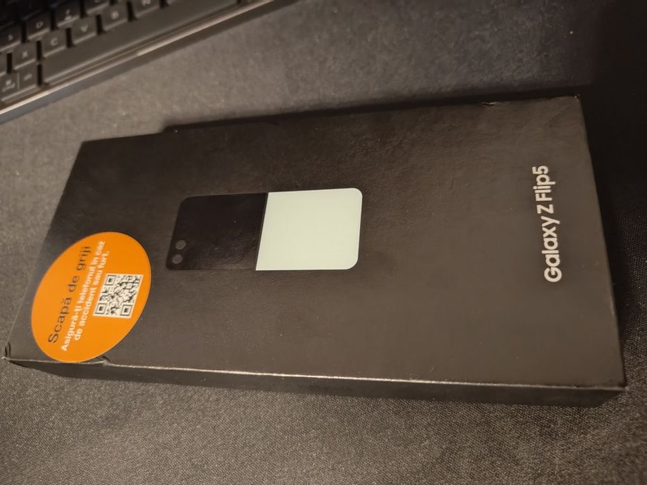 Galaxy Z Flip 5 ca nou - in tipla