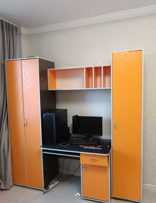 Стенка, компьютерный стол с двумя шкафами