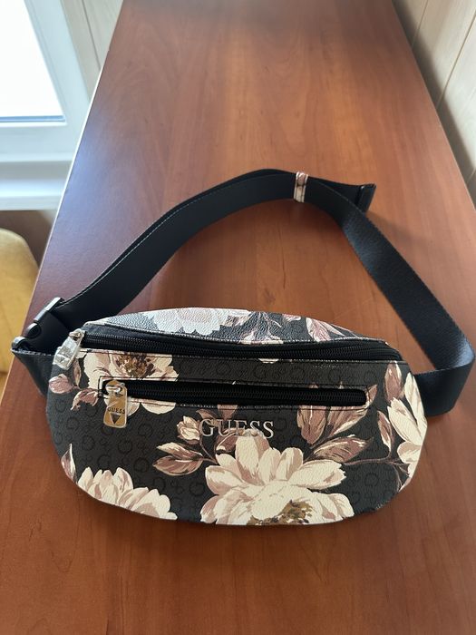 Чантичка за кръста на Guess