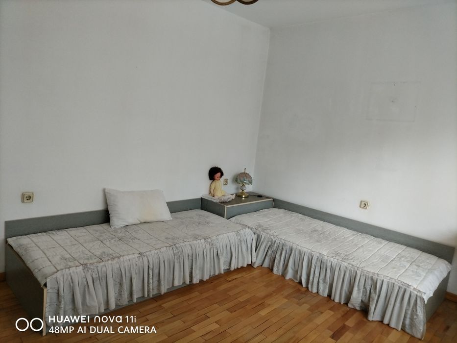 Ъглова спалня и шкаф към нея с гардероб