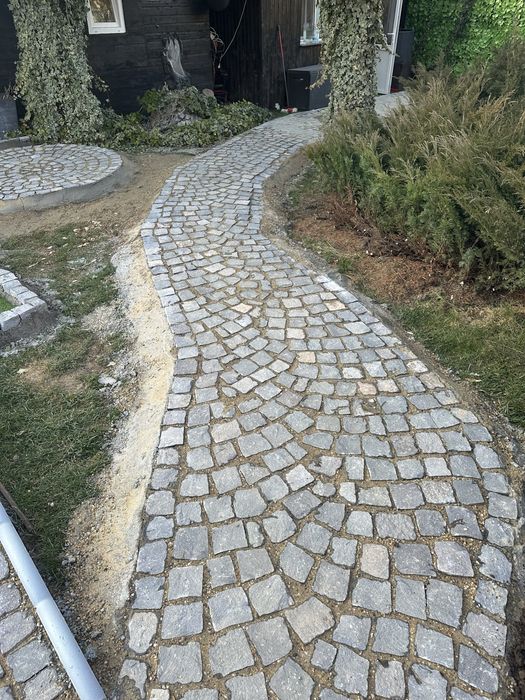 Vând piatră cubică și montez