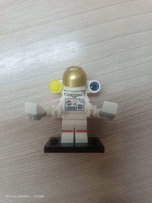 Лего оригинальные фигурки.