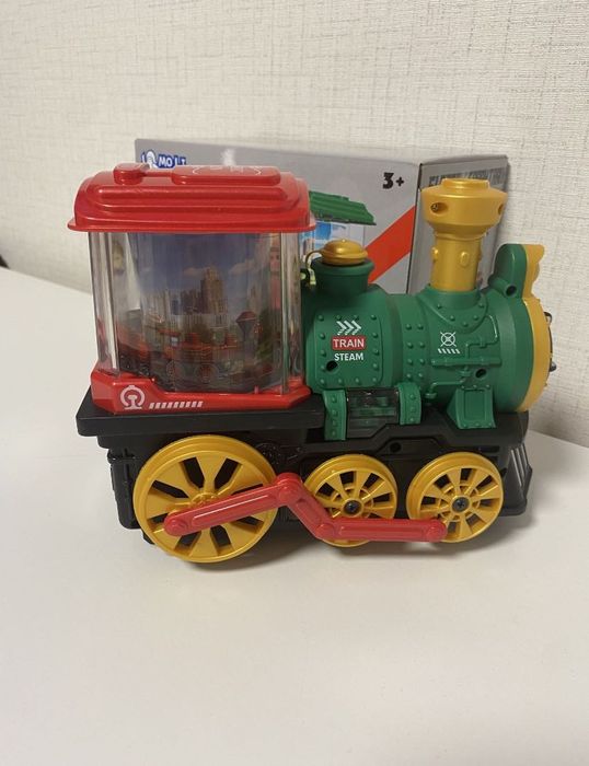 Музикален локомотив с пушек, светлини и въртящи се картинки, влакче