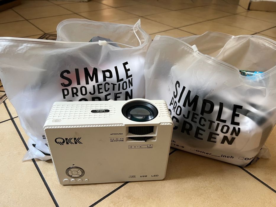 Nou : videoproiector mini portabil QKK (sau QKK AK-80 / Mini Projector), cu două pânze