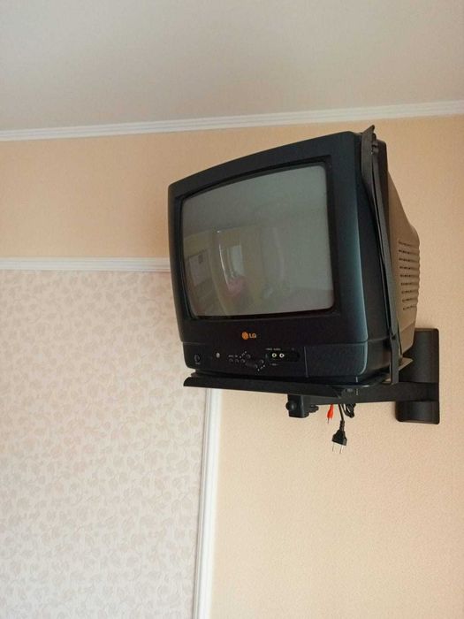 Телевизор  37 диагональ