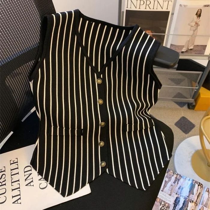 Модная жилетка новая