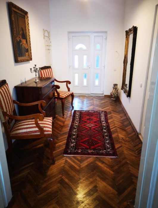 Inchiriez apartament in Casa centrul Careiului complet  echipat+parca privata in curtea cladiri