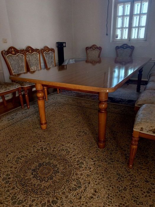 Стол и стулья для гостей