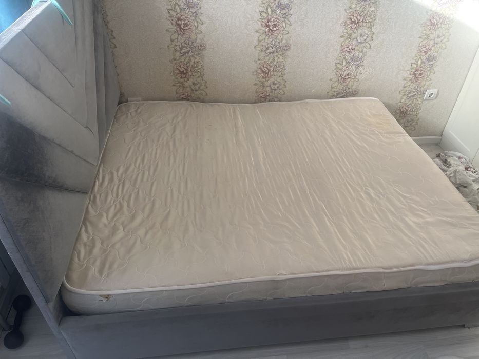 Двух спальный кровать