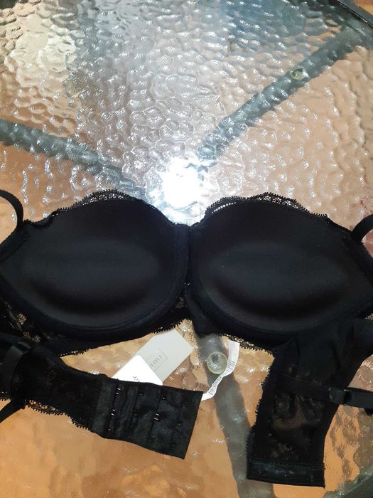 Sutien cu push-up cu semicupă,de culoare negru,mărimea 75B,Intimissimi