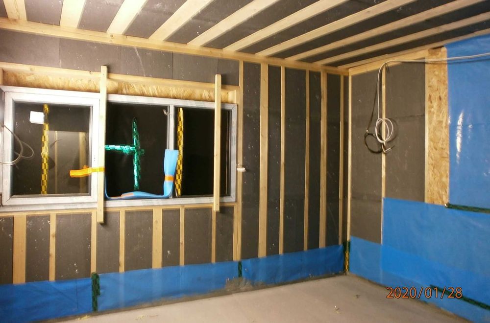 Vand case pe structura din lemn