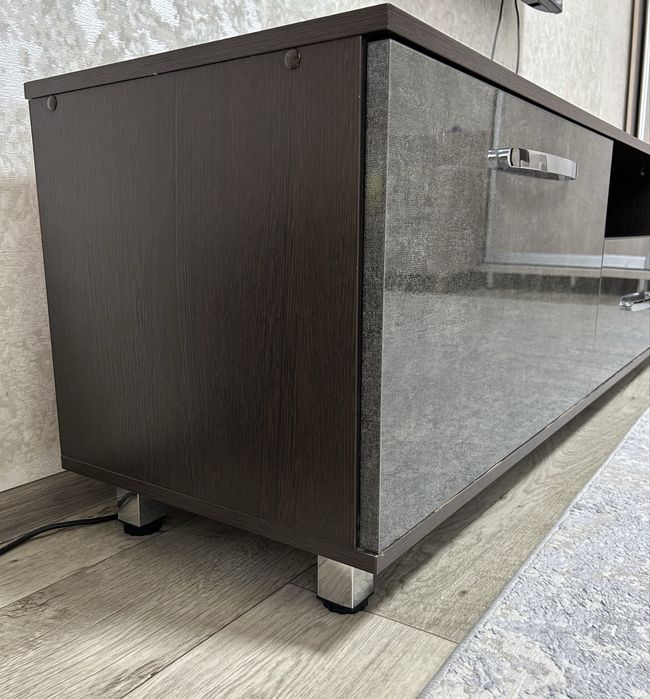 Тумбочка ( под телевизор)