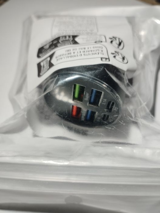 Încărcator telefon cu voltmetru încărcare baterie