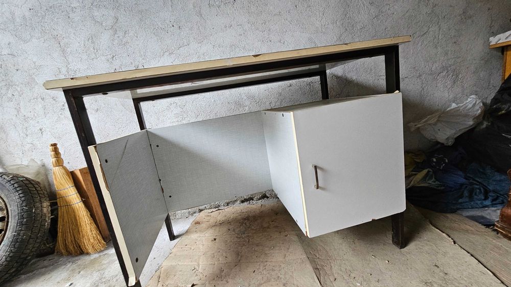 Бюро с метална конструкция