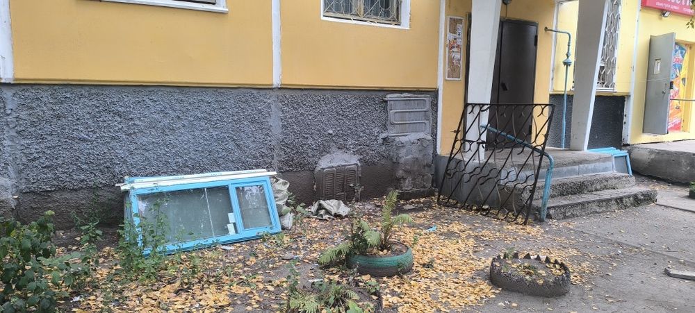 Отдам рамы с подъездов решетки карнизы