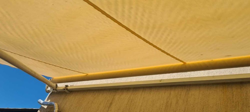 Слънцезащитна тента с ширина 370 cm и електрическо задвижване и дистанционно (опция) сензор за вятър