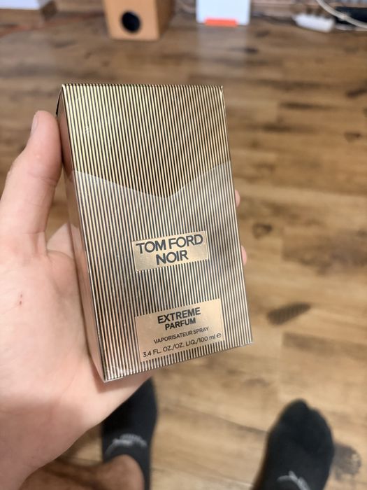 Parfum TOM FORD Noir Extreme Parfum with a gold-colored