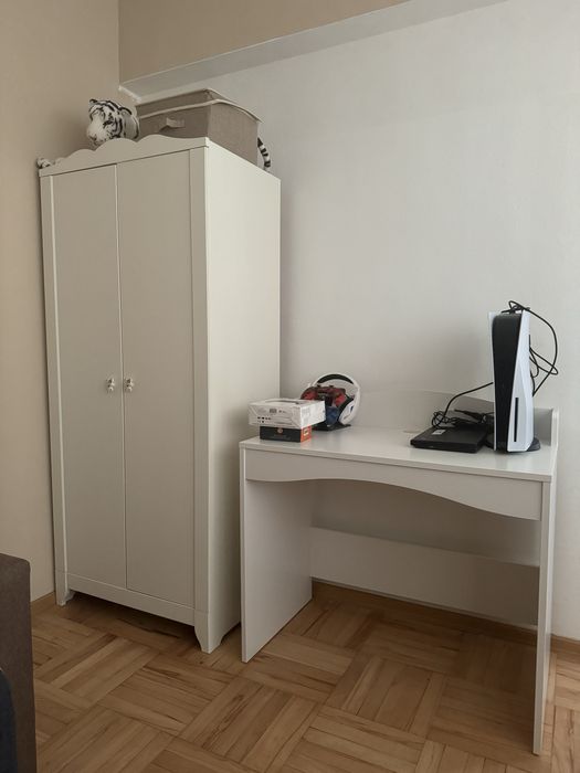 НАМАЛЕНО Бюро в бял цвят (с отвор за кабели и закачалка за чанта)