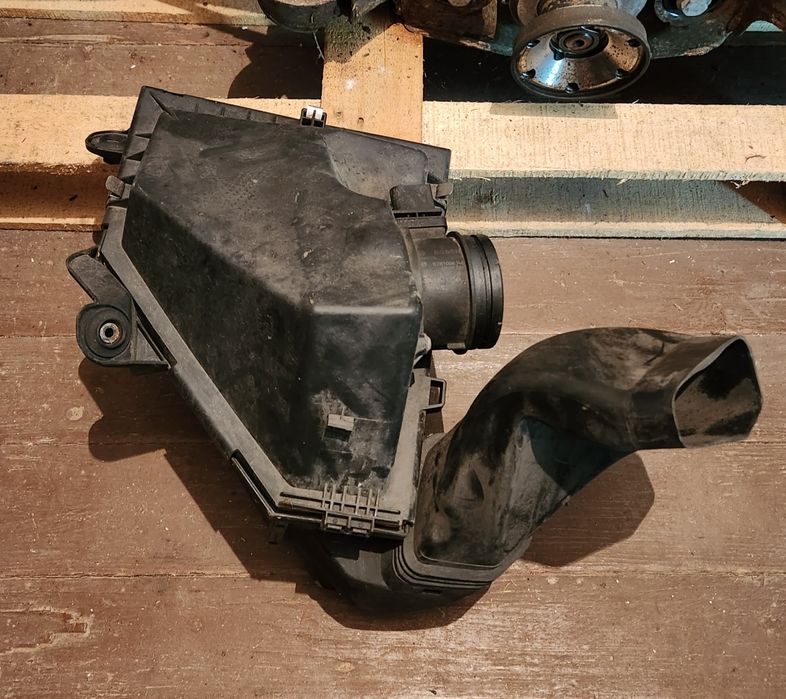 Traseu tubulatura trager carcasa filtru aer E90 E91 E92 E81 E82 E87