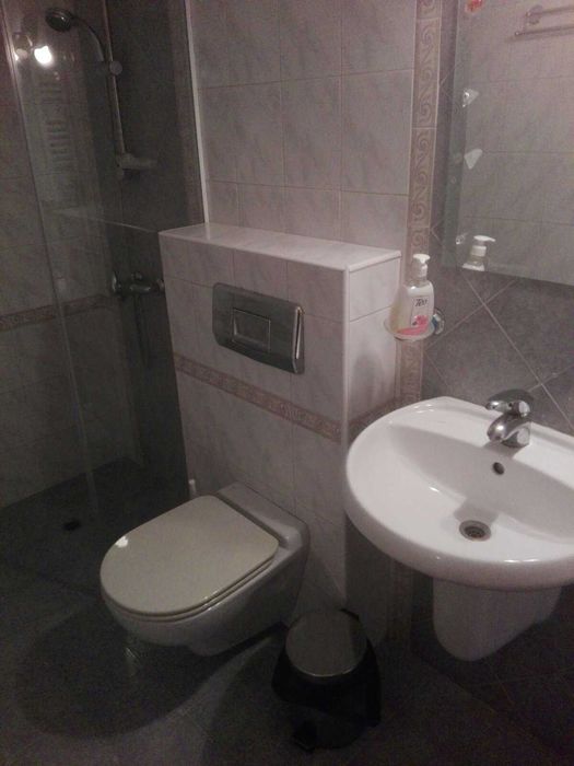 Продавам къща за живеене и къща за гости с голям двор