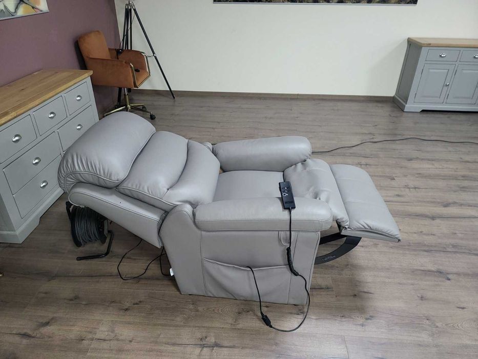 Сив кожен фотьойл за възрастни хора с ел. релакс механизъм La-z-boy