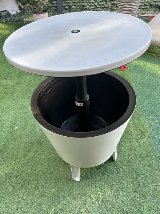 Masa tip minibar cu spatiu depozitare sticle si gheata