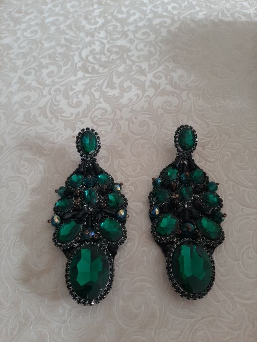 Обадок и серьги со стразами