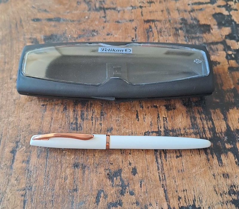 писалка Пеликан Peliкan перлено бяло и розов злато метал Peliкan Perl