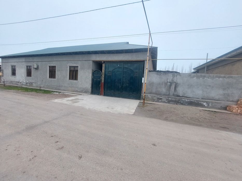 Ohangaron shahar yoshlik mahallasida katta hovli uy sotiladi