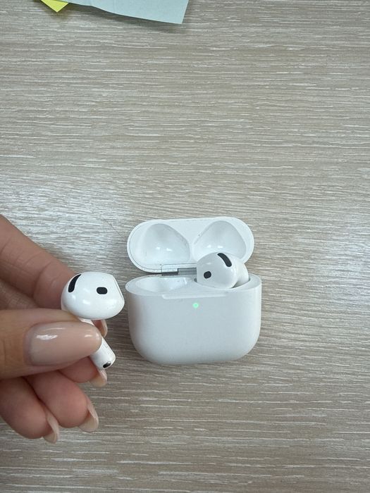 Продам б/у AirPods 4