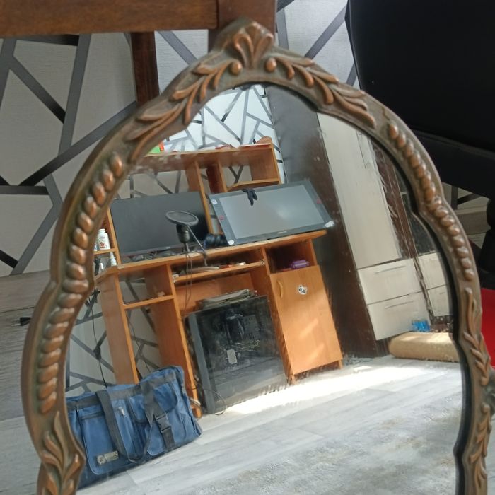 Настенное зеркало